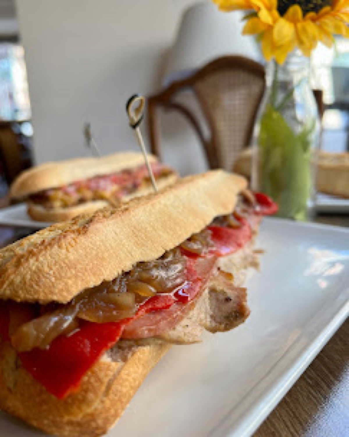 Bocadillo artesanal con pan recién horneado